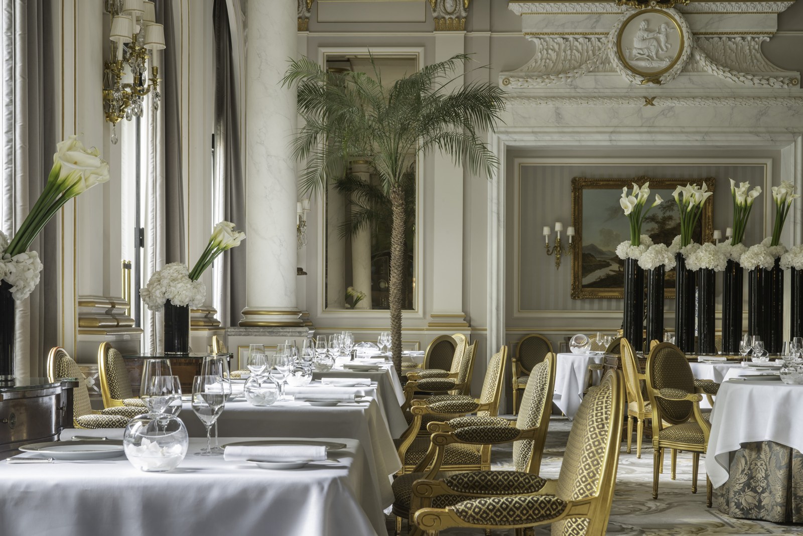 Le Cinq dining room at Four Seasons Hotel George V