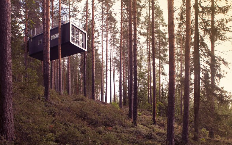 Mirrorcube reflecting the Swedish forest at Treehotel